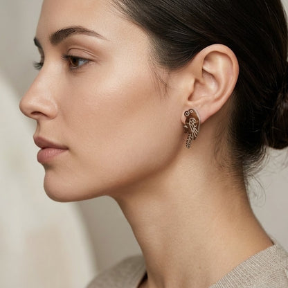 Aretes de Tagua artesanales loro | Palo Santo DeltaTau