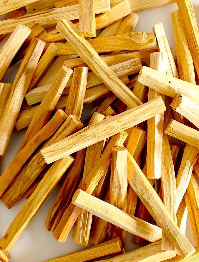 Palitos de palo santo de alta calidad en bruto